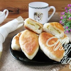 Жареные пирожки с картошкой на сковороде