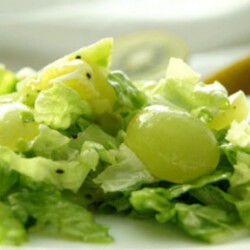 Салат из пекинской капусты с виноградом и киви