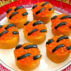 Канапе из блинчиков с красной икрой