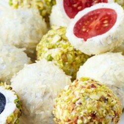 Сырные шарики с фисташками и виноградом