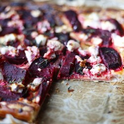 Слоеный пирог со свёклой, сыром и тимьяном