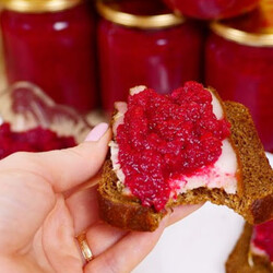 Свекольная аджика на зиму - очень вкусная осенняя заготовка, постоянно просят добавку