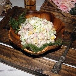 Салат с копченой курицей "Нежный"