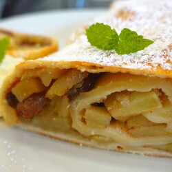 Классический штрудель с яблоками по рецепту титулованного шеф-повара. / Десерт / Рецепты / Шеф-повар – простые и вкусные кулинарные рецепты, фото-рецепты, видео-рецепты