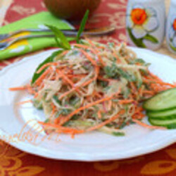 Салат с морковью, редисом и огурцом