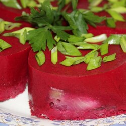 Селёдка под свекольным муссом