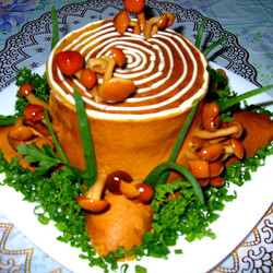 Грибной салат Пенек с опятами и ветчиной и блинами