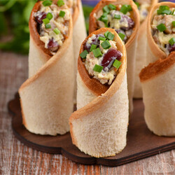 Куриный салат с грибами и фасолью в тарталетках - Совет да Еда