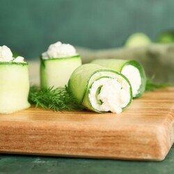 Роллы из огурцов с сыром и орехами
