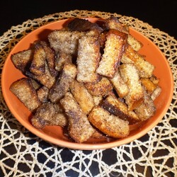 Сухарики ржаные с грибами и чесноком