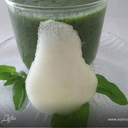 Апельсиново-грушевый смузи со шпинатом. Ингредиенты: шпинат, миндальное молоко, лимонный сок