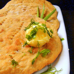 Картофельные лепёшки из цельнозерновой муки с «зелёным» маслом.