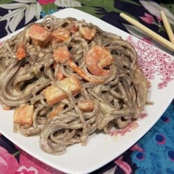 Гречневая лапша с сёмгой и креветками