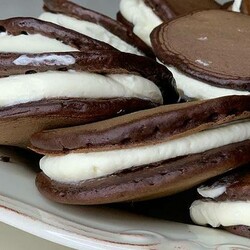 Шоколадные панкейки на молоке с кремом