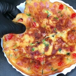 Беру яйца, кефир, любую начинку и готовлю сытную лепешку за 10 минут: идеально для завтрака и перекуса