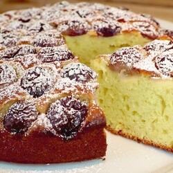 Готовится быстро даже без миксера: пышный пирог с виноградом для уютных осенних посиделок