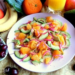 Салат «Апельсин». Ингредиенты: апельсины, лук красный, авокадо