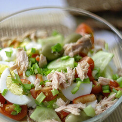 Салат с тунцом консервированным - рецепт приготовления в домашних условиях