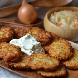 Картофельные драники с квашеной капустой