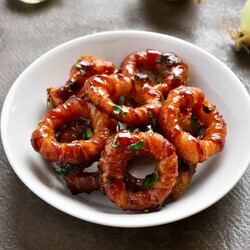 Луковые кольца в беконе. Классная горячая закуска на скорую руку