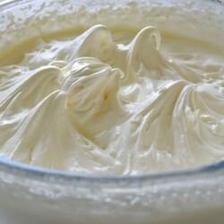 Крем из взбитых сливок и сметаны