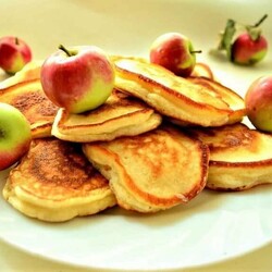 Оладьи с яблоками — вкусные рецепты пышных яблочных оладушков