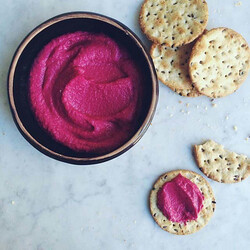 Розовый хумус