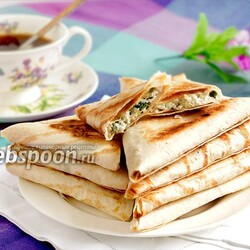 Треугольники из лаваша с творогом, сыром и зеленью