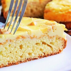 По вкусу напоминает торт: нежный яблочный пирог с творожной заливкой. Эту выпечку должен попробовать каждый (ВИДЕО)