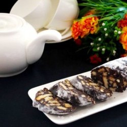 Колбаска из печенья и какао.