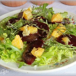 Салатный микс со свеклой и апельсином. Ингредиенты: свекла вареная, апельсины, салат фриссе