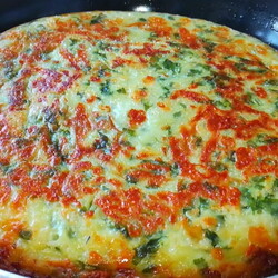 Ничего сложного, но очень вкусно: сытный завтрак из яиц, молока и сыра для всей семьи