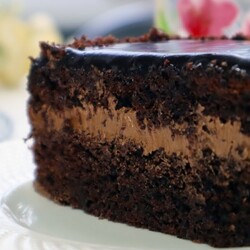 Не нужно ждать несколько часов, чтобы попробовать торт: простой и быстрый шоколадный сметанник с очень вкусным кремом и глазурью (ВИДЕО)