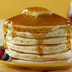 Панкейки американские. Лучшие рецепты как приготовить классические на молоке, на кефире, банановые, тыквенные и шоколадные панкейки.