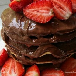 Панкейки с шоколадом и клубникой . Ингредиенты: пшеничная мука, молоко, разрыхлитель