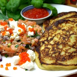 Картофельные панкейки с лососем и икрой. Ингредиенты: картофель вареный, картофельный отвар, яйца куриные