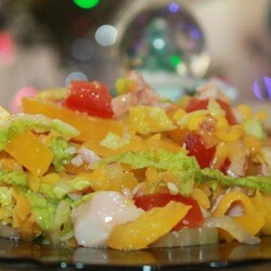 20 салатов с копченой курицей, которые выручат в любой ситуации