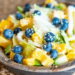 Салат с кальмарами и апельсинами. Ингредиенты: салат айсберг, кальмары, апельсины