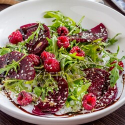 Салат с рукколой, свеклой и малиной