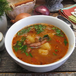 Сборные щи с квашеной капустой и фасолью