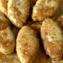 Быстрый рецепт бездрожжевого теста для пирожков: можно делать хоть с картошкой, хоть с вишней (ВИДЕО)