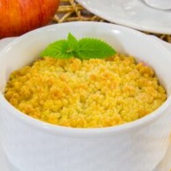 Крамбл с яблоками и брусникой