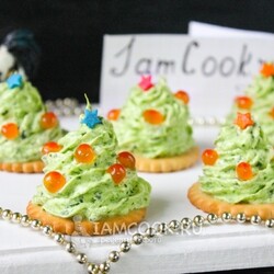 Крекеры с красной икрой «Ёлочки» — рецепт с фото