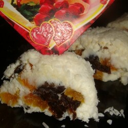 Кокосово-творожный ролл с сухофруктами