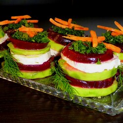 Башенки на закуску из свеклы, авокадо и моцареллы