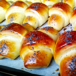 Незабываемый вкус  детства: фантастические булочки со сливами. Рецепт бесподобного, нежного и нелипкого теста на кефире