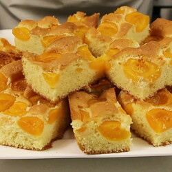 Рецепт шикарного воздушного теста для фруктовых пирогов: выпекается быстро, прекрасно сочетается с абрикосами, грушами, сливами