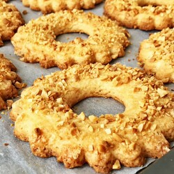 Как из школьной столовой: хрустящие песочные кольца с арахисом (ВИДЕО)