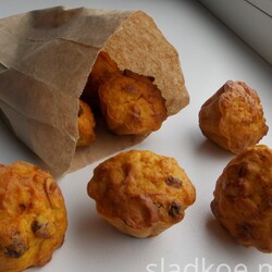 Постные морковные маффины с изюмом и арахисом
