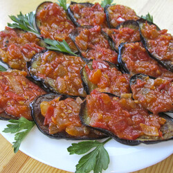 Жареные баклажаны с томатным соусом